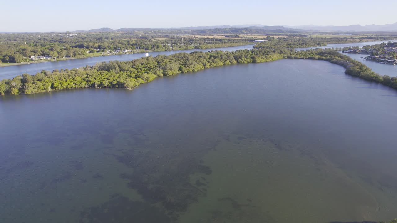 Pequeñas islas en la Bahía de Chinderah en el río Tweed, Nueva Gales del Sur, Australia.
