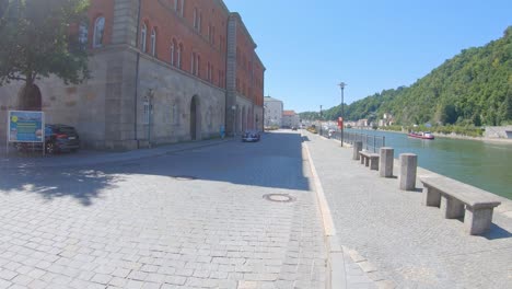 Unidad-De-Coche-Roadster-Vintage-En-La-Calle-En-El-Casco-Antiguo-De-Passau,-Alemania