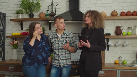 mujer encantadora agente de bienes raíces que vende un apartamento a una pareja casada