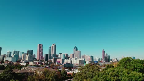 Estilo-De-Vida-De-Ciudad-Ocupada-Edificios-Altos-Oficinas-En-Medio-De-Otras-Arquitecturas-Ambiente-Cinematográfico-Sentir-Atmósfera-Naturaleza-En-Primer-Plano-Autos-Pasando-En-Un-Cielo-Degradado-Azul-Puro-Lejano-Atlanta-Georgia