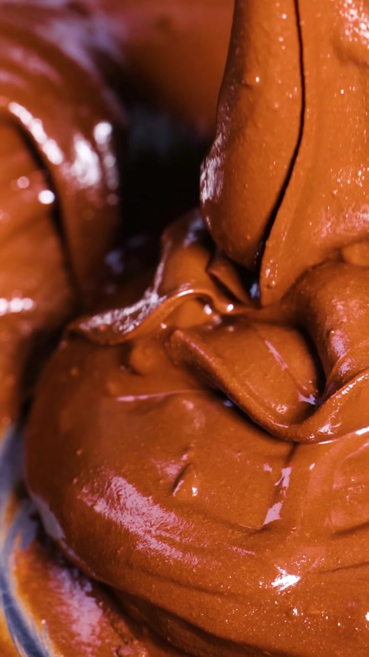 Cioccolato fuso denso che cola e si avvolge