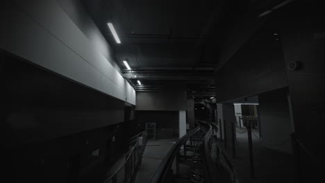 lapso de tiempo del tren del metro moviéndose en el túnel vista desde la cabina