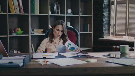 Worried-business-woman-analyzing-data.-Female-employee-thinking-about-report