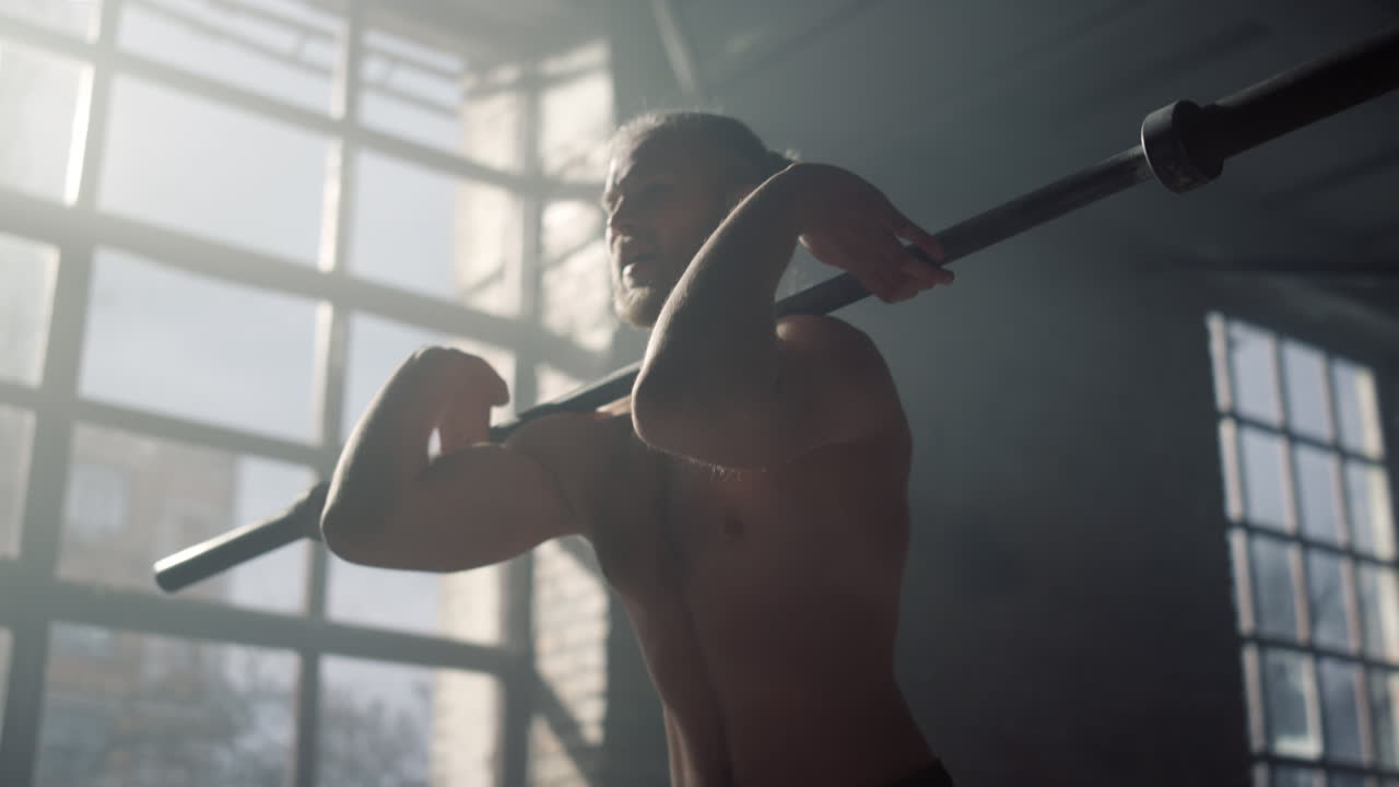 스포츠 클럽에서 무게를 들어 올리는 스포츠맨. 바벨로 프론트 스 ⁇ 트를 하는 남자