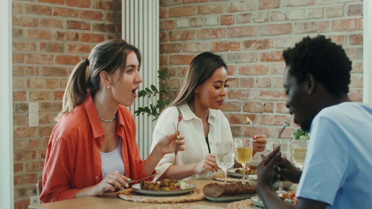 친구 들 이 함께 식사 를 즐기고 있다