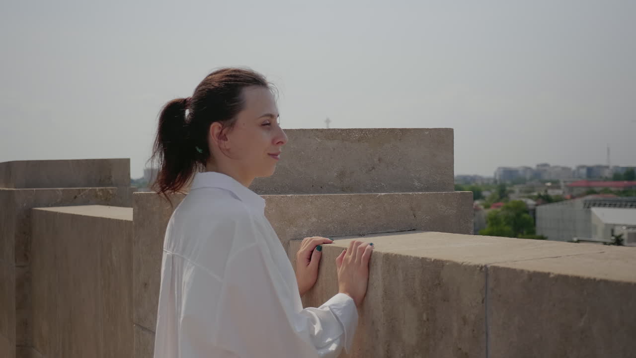 Giovane donna che guarda il paesaggio urbano dal punto di osservazione