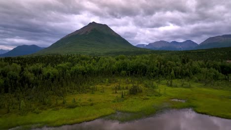 Wildnisantenne-In-Alaska,-Langsames-Einschieben