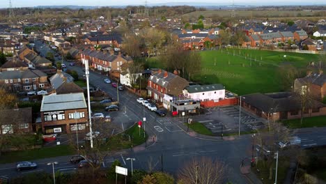 Rainhill,-Typisches-Britisches-Vorstadtdorf-In-Merseyside,-England,-Luftaufnahme-Mit-Blick-Auf-Den-Verkehrsknotenpunkt