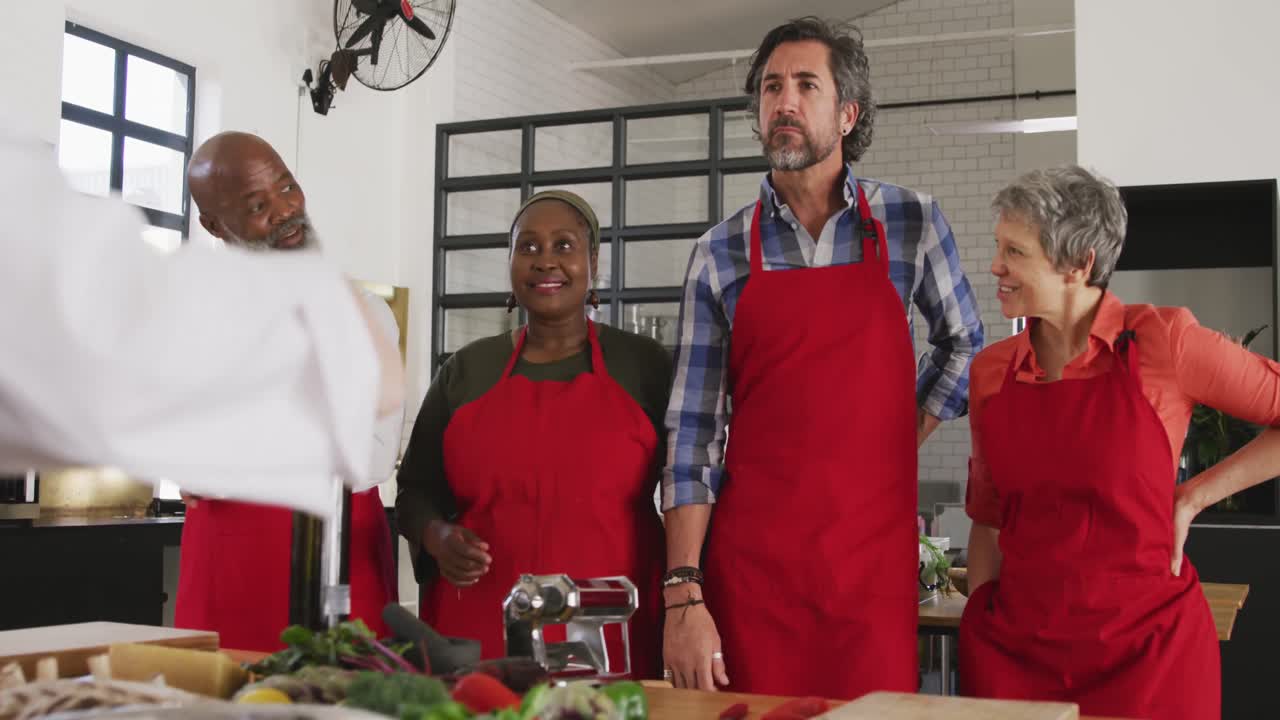 cocineros escuchando a un chef