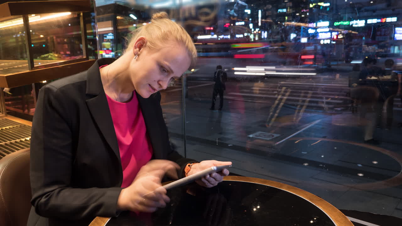 도시 배경에 터치 패드를 사용하여 카페에 앉아있는 여성의 타임 스  서울 한국