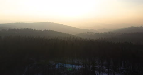 Vista-Aérea-De-Bosques-Y-Montañas-En-Invierno-6