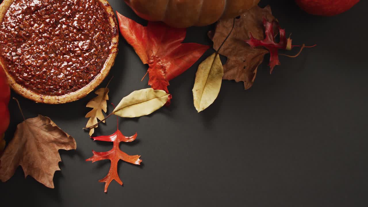 video de hojas de otoño, calabaza y pastel sobre fondo negro