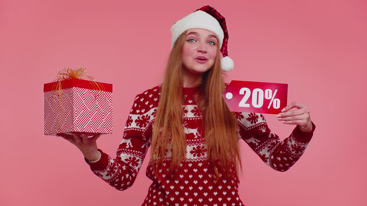 mujer en suéter de navidad mostrando caja de regalos y 20 por ciento de descuento inscripciones banner nota de texto