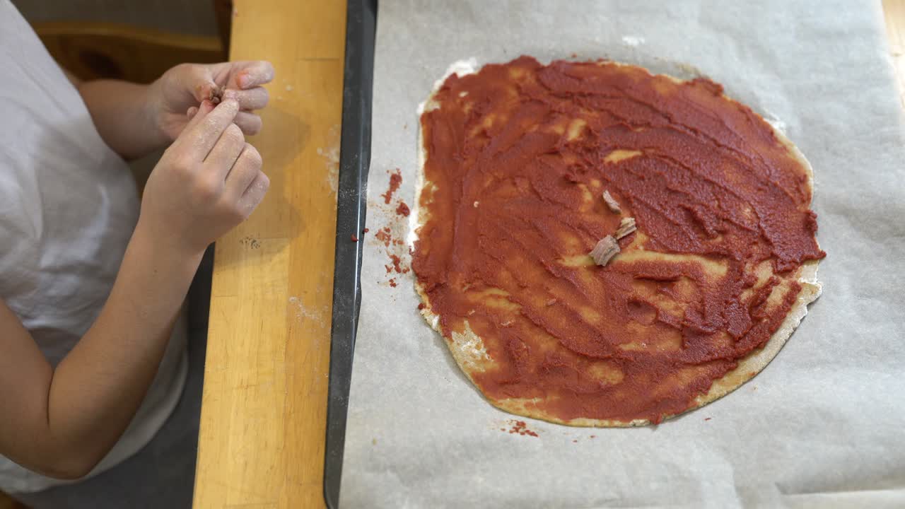 девушка готовит здоровую безглютеновую пиццу с говядиной.