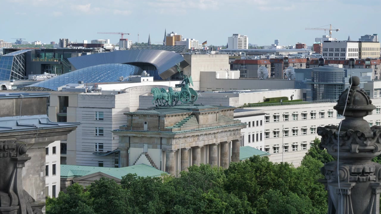 Forhøjet udsigt over den historiske Brandenburger Tor, Quadriga-statuen og Berlins bysilhuet, Tyskland. POV-skud.