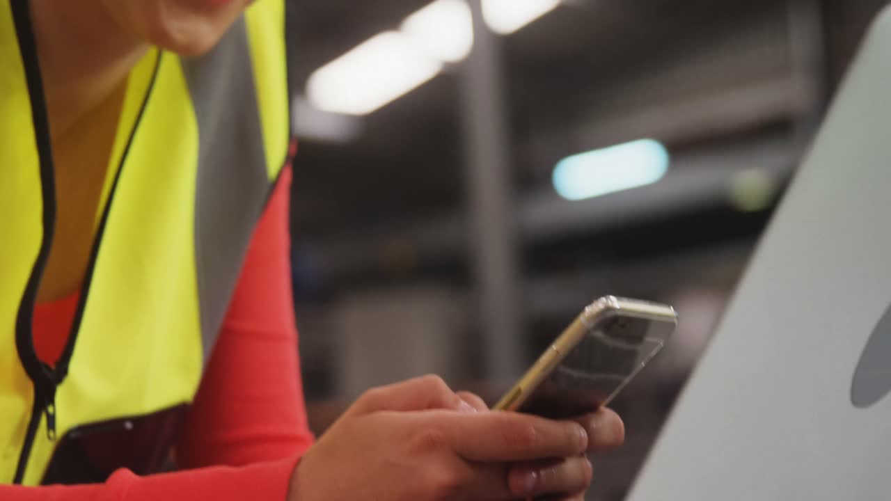 superior femenina usando computadora portátil mientras habla por teléfono móvil