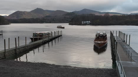 Motorbetriebene-Passagierboote-Auf-Einem-Dunklen-Und-Düsteren-Derwent-Gewässer,-Keswick-Im-Englischen-Lake-District,-Großbritannien