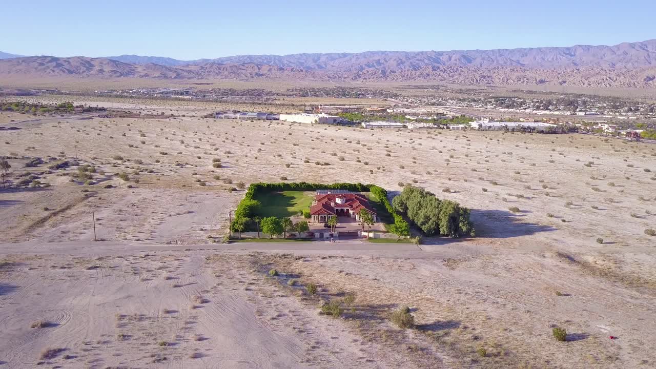 Una suggestiva ripresa aerea rivela una grande villa immersa in chilometri di deserto solitario.