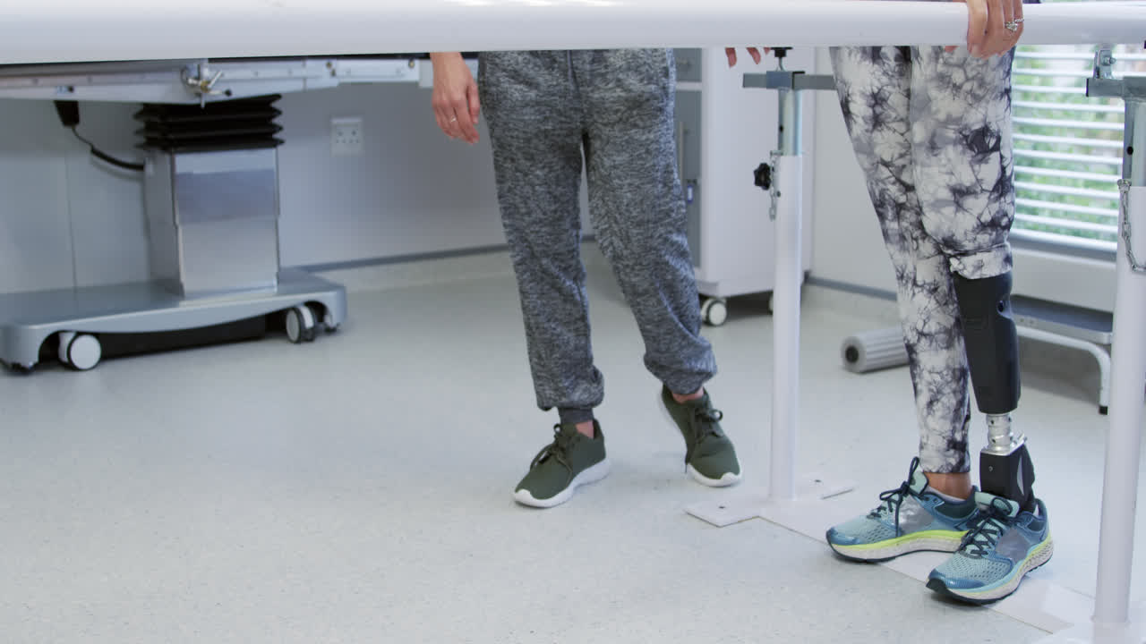 병원 에서 의식 다리 를 가진 여자