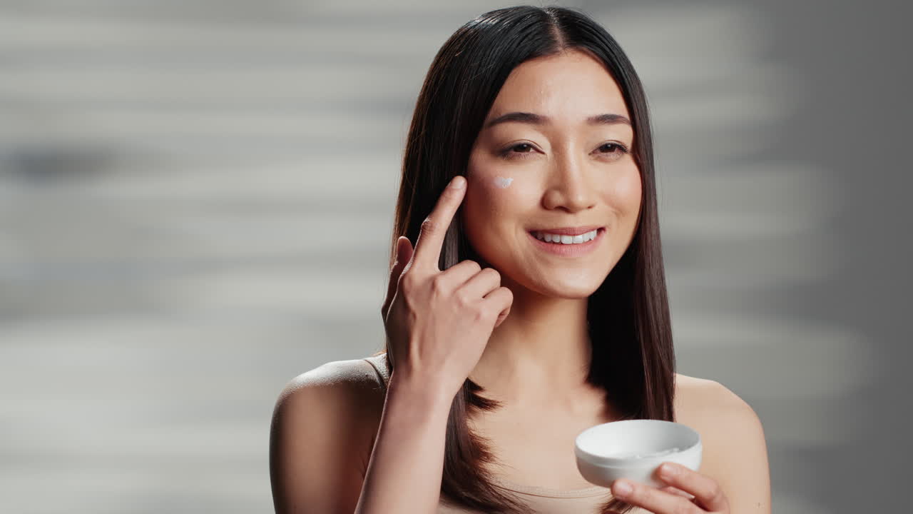 얼굴 크림을 적용하는 여자