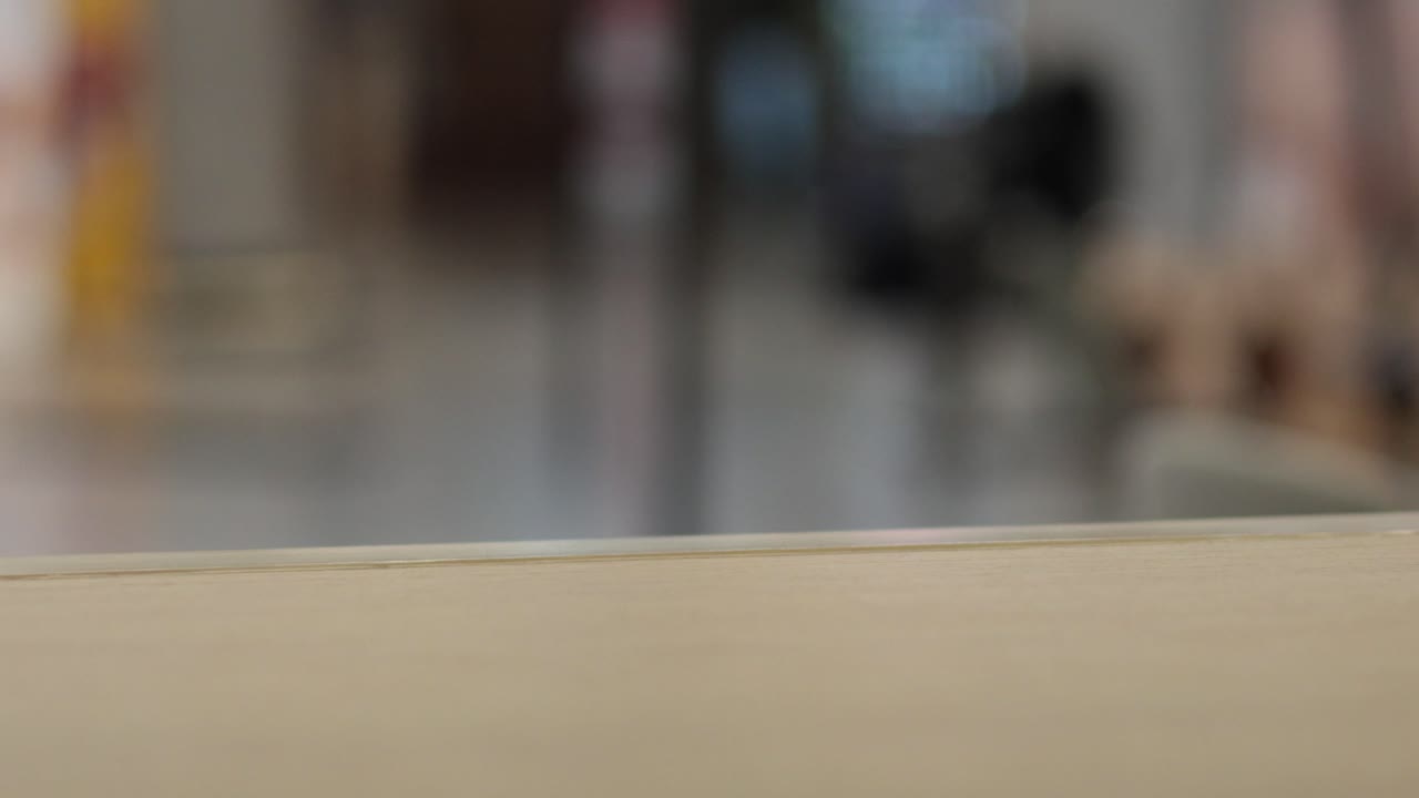 날카로운 테이블 가장자리 뒤에 움직이는 불분명한 그림