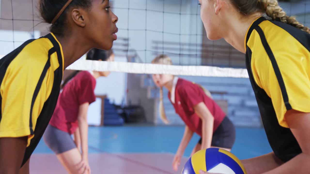 여자 선수 들 이 팀원 들 과 상호 작용 하는 모습 4k