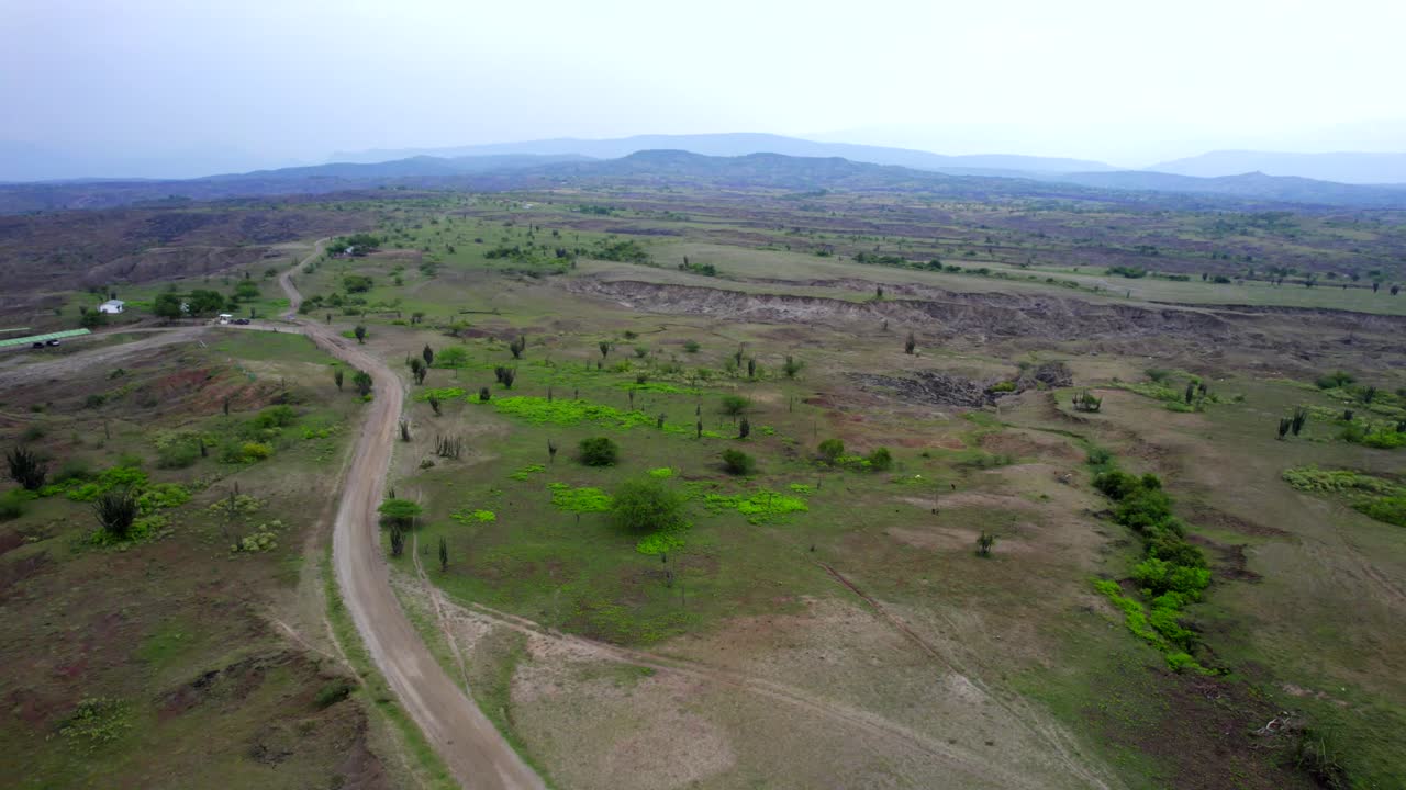sigue su vuelo mientras navega a través de los corredores laberínticos de terreno erosionado, cada giro y giro revelando una nueva maravilla de la artesanía de la naturaleza.