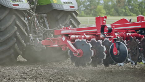 Máquina-De-Sembrar-Trabajando-En-El-Campo-Agrícola.-Tractor-Agrícola-Con-Sembradora-De-Remolque