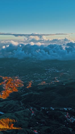 espectacular vista aérea del paisaje montañoso de gran canaria al atardecer