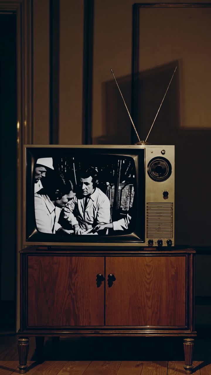 TV vintage che mostra un video di lancio di un razzo, ripreso da un angolo basso