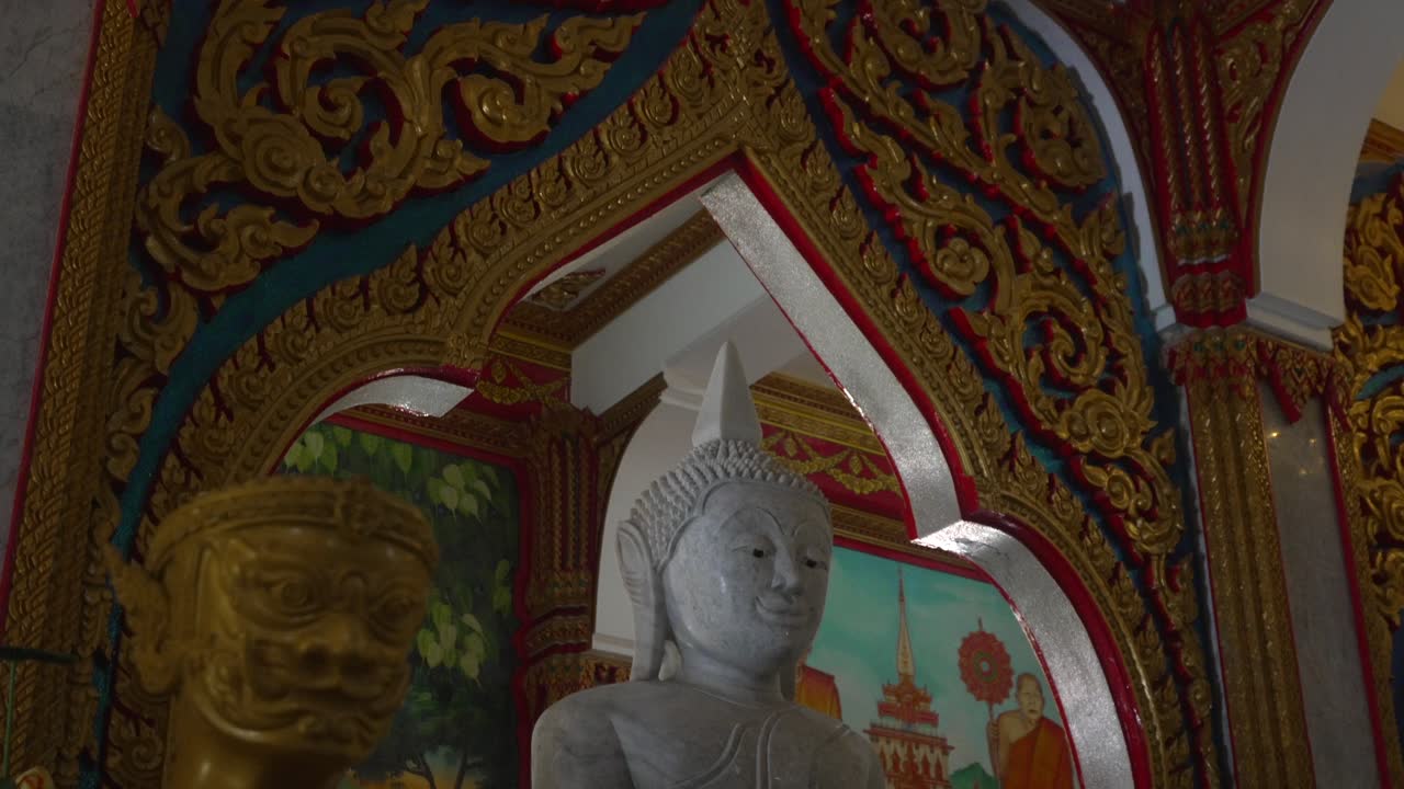 estatua de buda de mármol en el templo de chalong phuket tailandia tiro inclinado