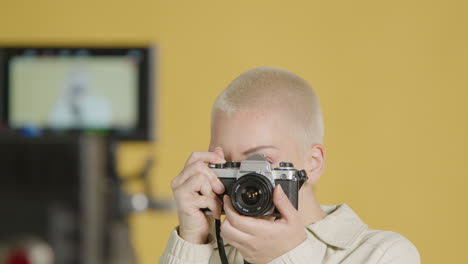 riprese bts di una modella che utilizza una macchina fotografica vintage 01