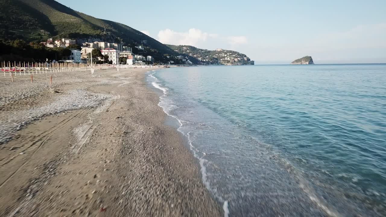 Veduta con drone di una spiaggia italiana con le onde.