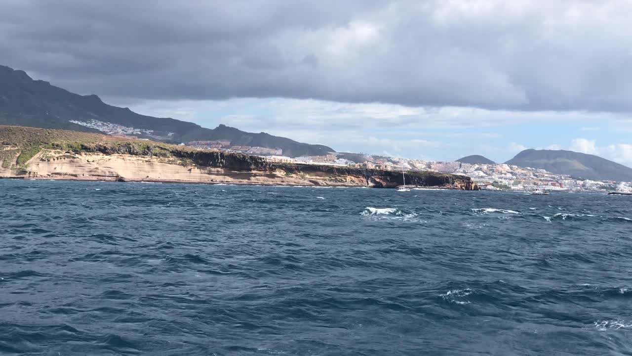 뗏목 항해 보트에서 스페인의 테네리페 섬의 전망 대서양의 아름다운 바다 경치