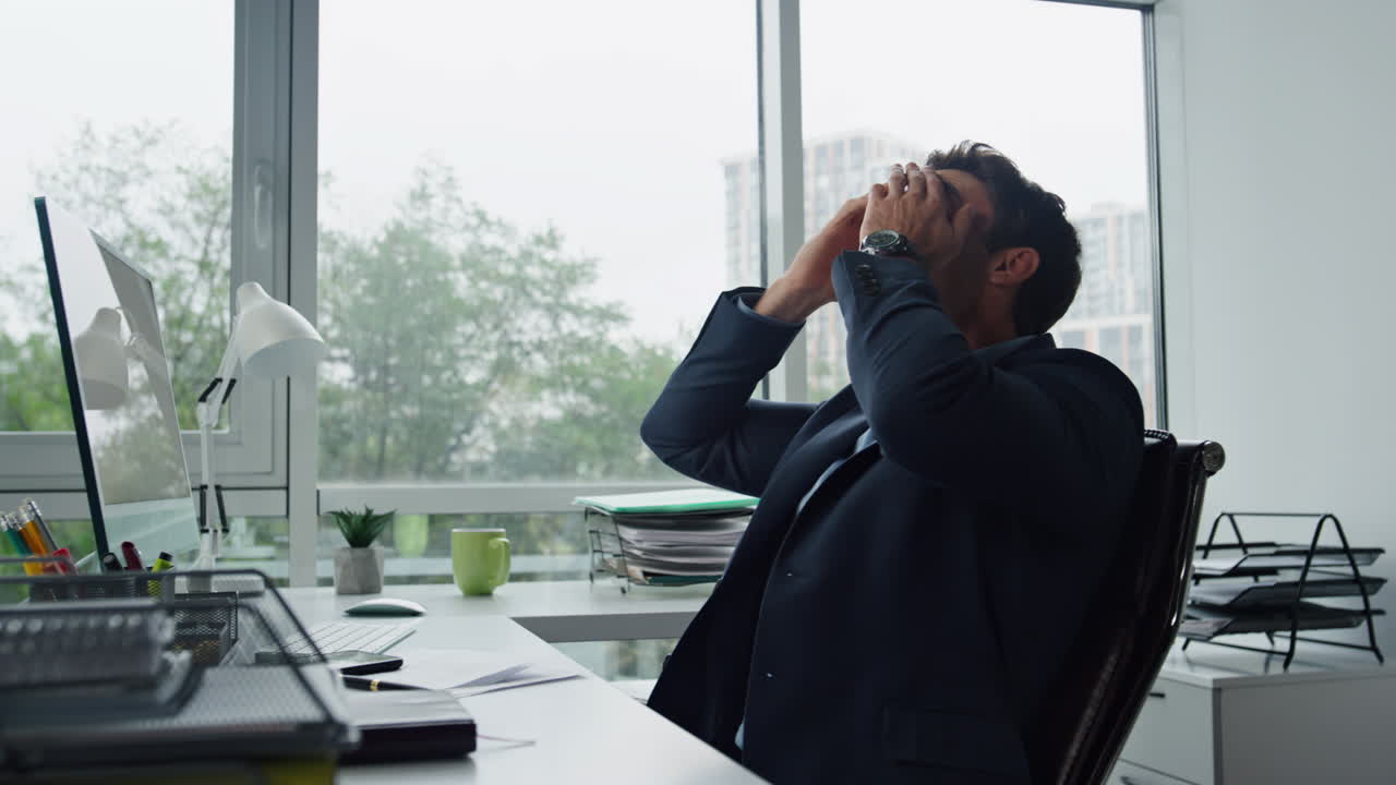 사무실에서 휴대전화로 전화하는 화가 난 사람. 스트레스를 받은 관리자가 문제를 생각하고 있습니다.