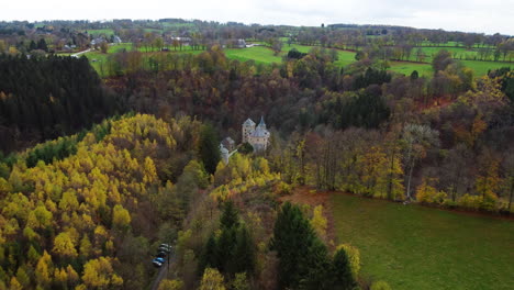 Geheimnisvolles-Schloss-Versteckt-Im-Tiefen-Waldtal,-Drohnenansicht-Aus-Der-Luft