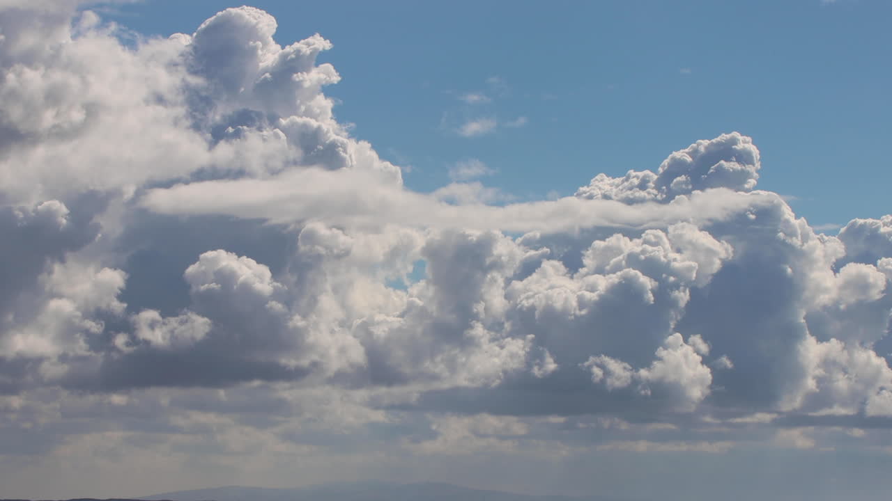 nubes de tormenta reunidas en el cielo