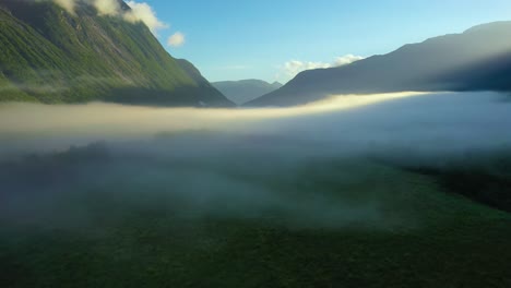 Niebla-Matutina-Sobre-El-Valle-Entre-Las-Montañas-A-La-Luz-Del-Sol.-Niebla-Y-Hermosa-Naturaleza-De-Imágenes-Aéreas-De-Noruega.