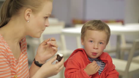 Mom-feeds-her-son-in-restaurant