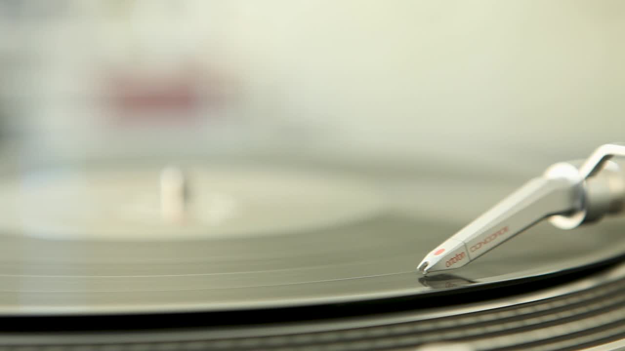 클로즈업 lp 플레이어 - 매끄러운 판 오른쪽으로 오래된 클래식 비닐 레코드 음악 재생