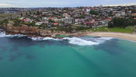 Küstenstadtbild-An-Der-Klippe-In-Der-Nähe-Des-Felsenpools-Und-Des-Grünen-Parks-An-Der-Küste-Von-Bronte-Beach-In-Australien