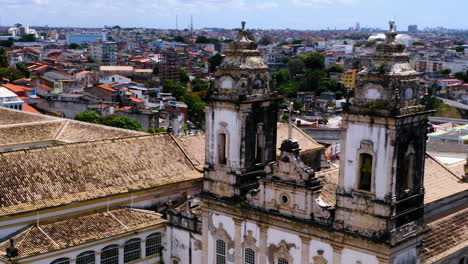 Luftaufnahme-Von-Der-Spitze-Einer-Kirche-In-Der-Nähe-Von-Pelourinho,-Salvador,-Bahia,-Brasilien