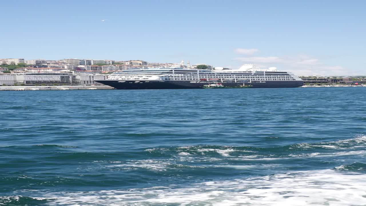 항구 에 정박 한 크루즈 선박