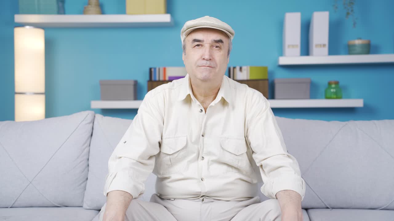 옛날을 떠올리면  ⁇ 은이가 슬퍼합니다.