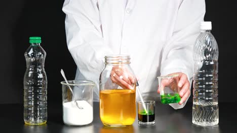 una demostración paso a paso de la creación de una lámpara de lava casera utilizando aceite, agua y tinte en un entorno de laboratorio