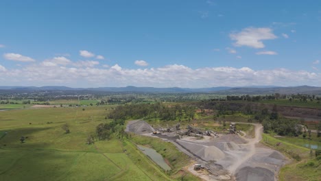 vista aérea de la cantera con camiones en movimiento