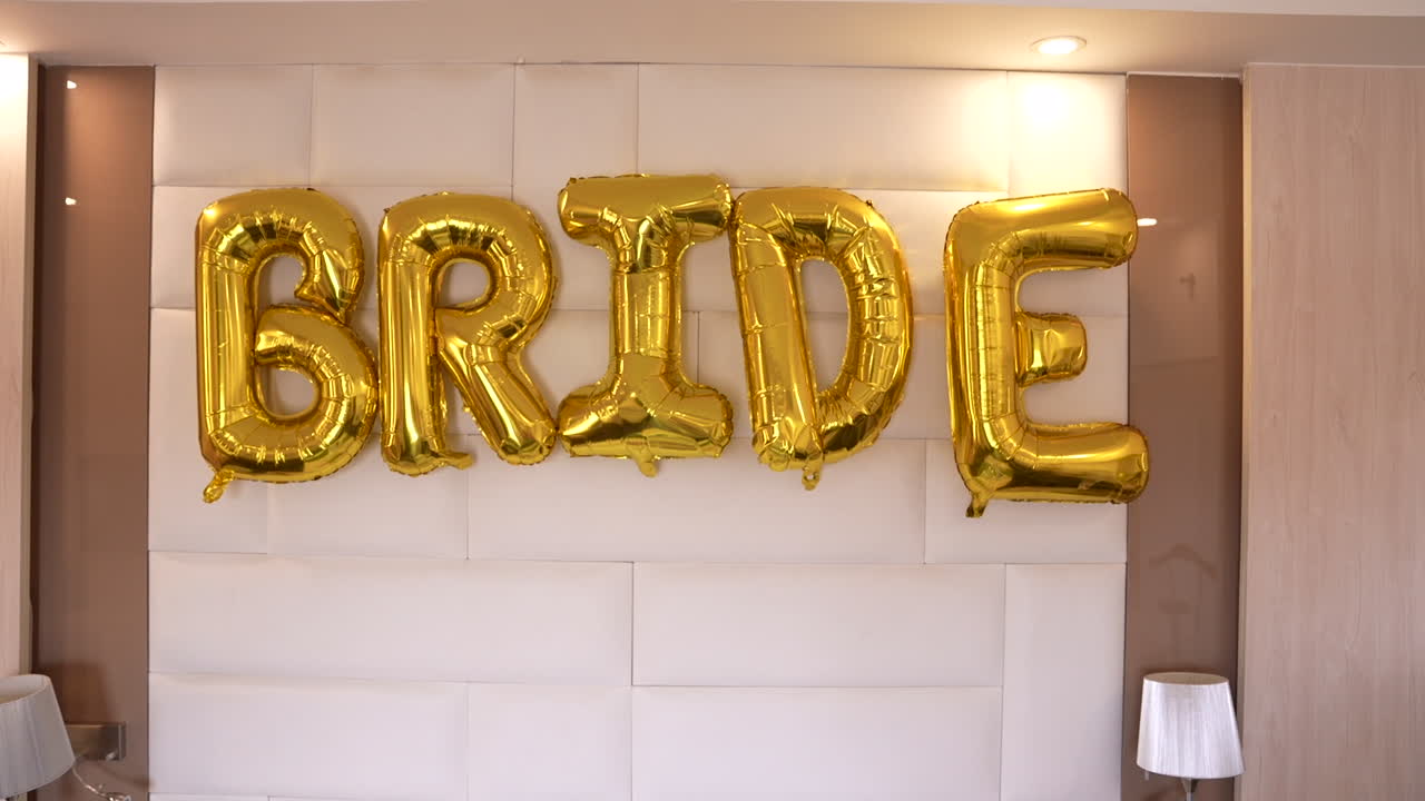 Decorations and golden balloons for the bride's room