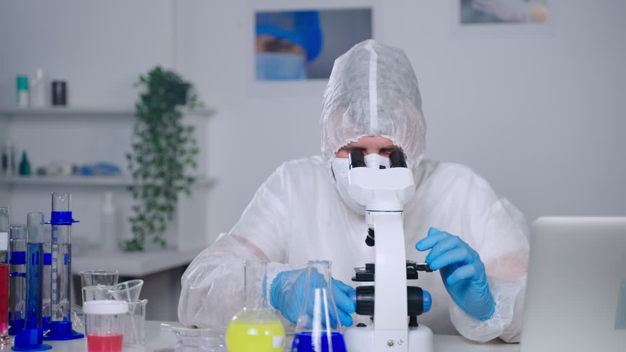 científico usando el microscopio en un laboratorio