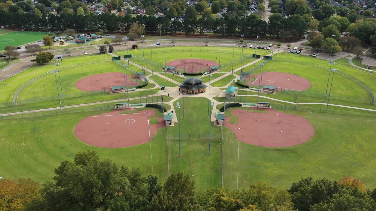Kompleks baseballowo-softballowy W.C. Johnson Park w Collierville, Tennessee, Stany Zjednoczone. Ujęcie z oddalenia z lotu ptaka.