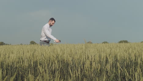 Hombre-De-Negocios-Enojado-En-Medio-Del-Campo-Levantando-Las-Manos,-Emociones-Molestas